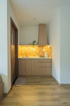 Standard Triple Room, Garden View | Private kitchen