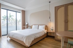 Habitación doble superior, balcón, vistas a la ciudad | Minibar (con algunos artículos gratuitos), escritorio, wifi gratis