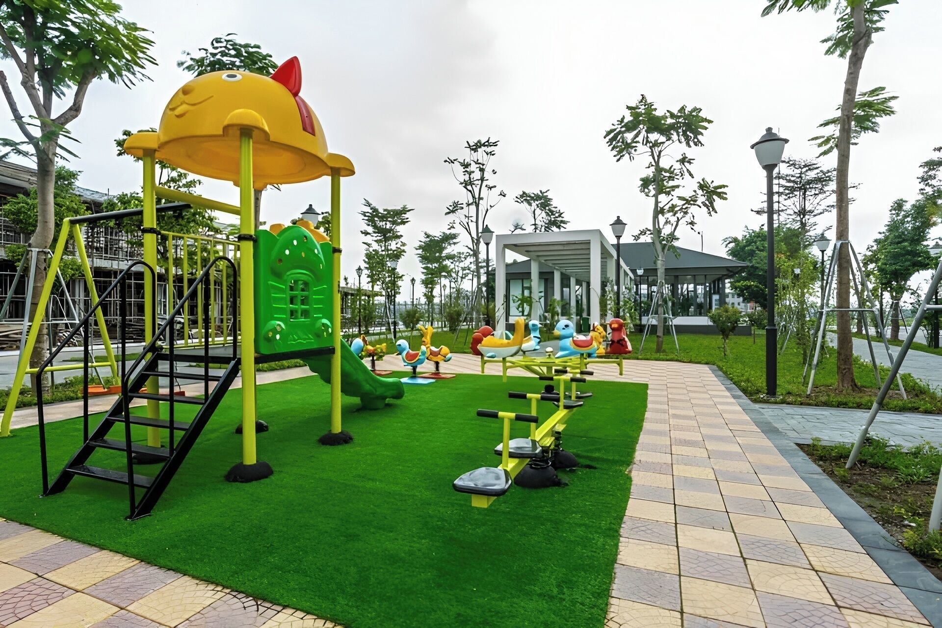 Un parque infantil con tobogán, estructuras para escalar y equipo de ejercicio.