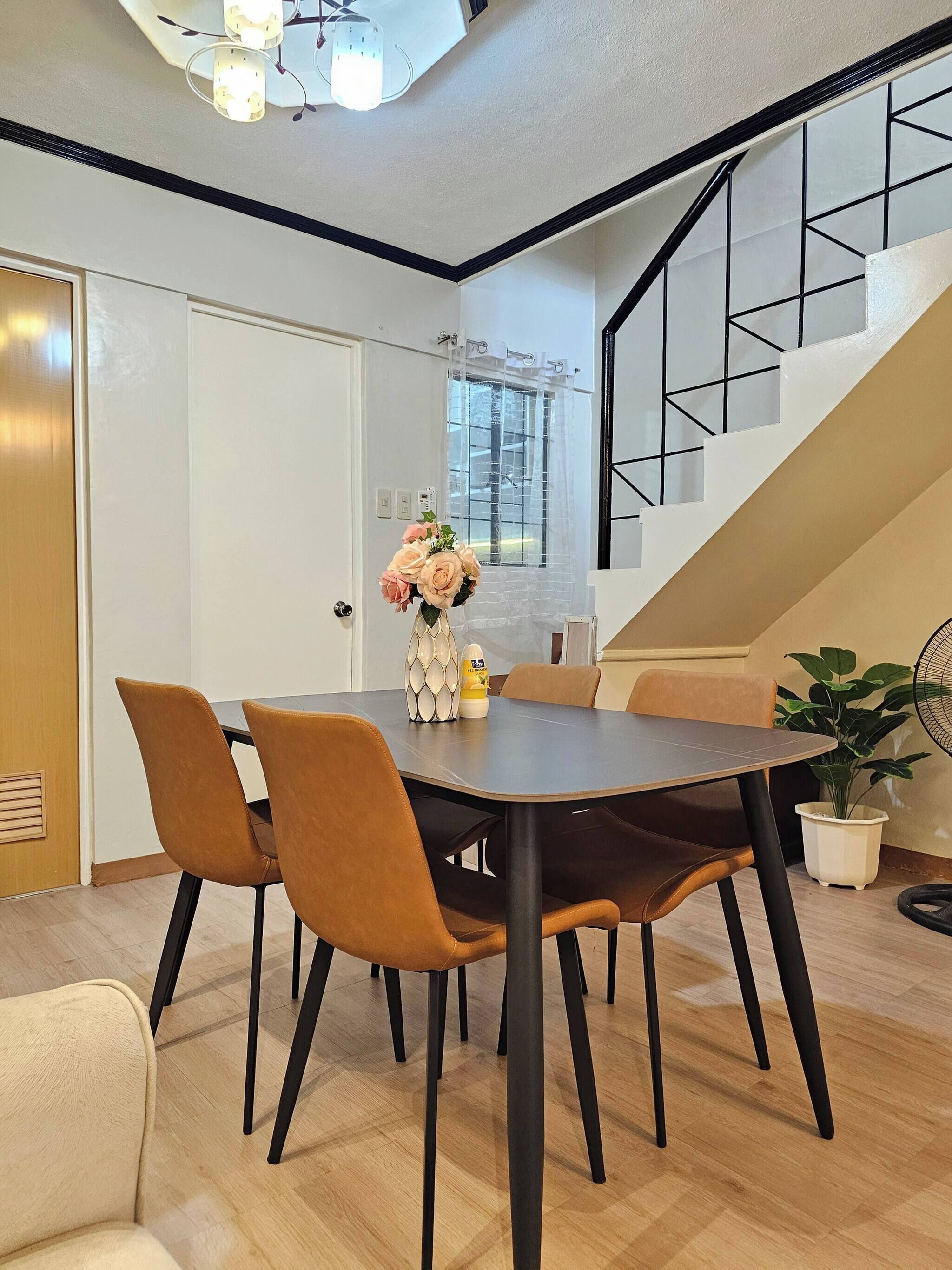 House, 1 Bedroom | Dining room