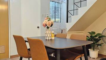 House, 1 Bedroom | Dining room