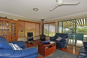 TV, fireplace - Lagava ~ Two Storey House with ocean glimpes (Bendalong)