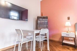 Basic Apartment | Dining - Near AKH Hospital 2 Stylish Apartments (Wien)