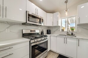 Réfrigérateur, micro-ondes, plaque de cuisson, lave-vaisselle