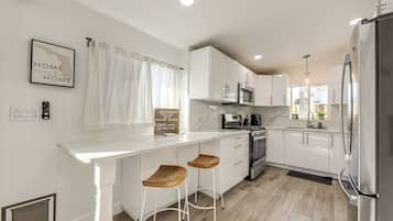 Kühlschrank, Mikrowelle, Herdplatte, Geschirrspüler