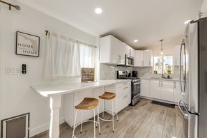 Réfrigérateur, micro-ondes, plaque de cuisson, lave-vaisselle