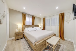 4 bedrooms, iron/ironing board, Internet, bed sheets - Game Room, Patio! Lake Worth Beach Family Retreat (Lake Worth Beach)