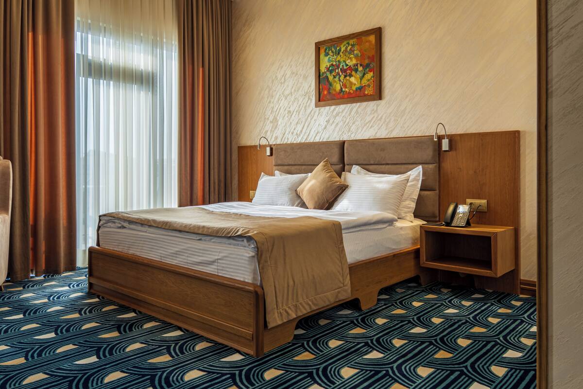 Suite luxueuse, balcon, vue sur la ville | Bureau, accès au Wi-Fi (inclus), literie fournie