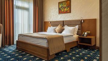 Suite de lujo, balcón, vistas a la ciudad | Escritorio y wifi gratis