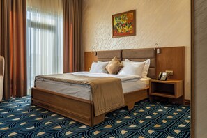 Suíte superluxo, sacada, vista para a cidade | Escrivaninha, Wi-Fi de cortesia