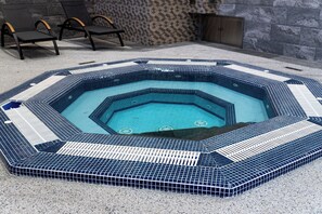 Indoor pool, open 10:00 AM to 10:00 PM, sun loungers - Aivazovsky (Gyumri)