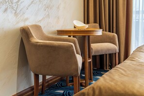 Standard Double Room, Balcony, City View | Bahagian dalam