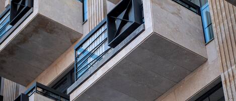 Un edificio con varios balcones y ventanas amplias.