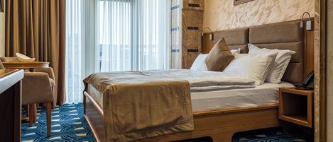 Escritorio, wifi gratis y ropa de cama