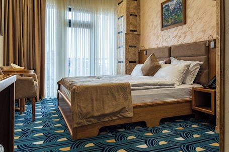 Desk, free WiFi, bed sheets. Aivazovsky