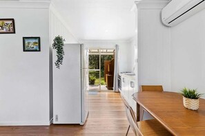 Dining - Beach Cottage ~ Bring your surfboards and kayak! (Manyana)