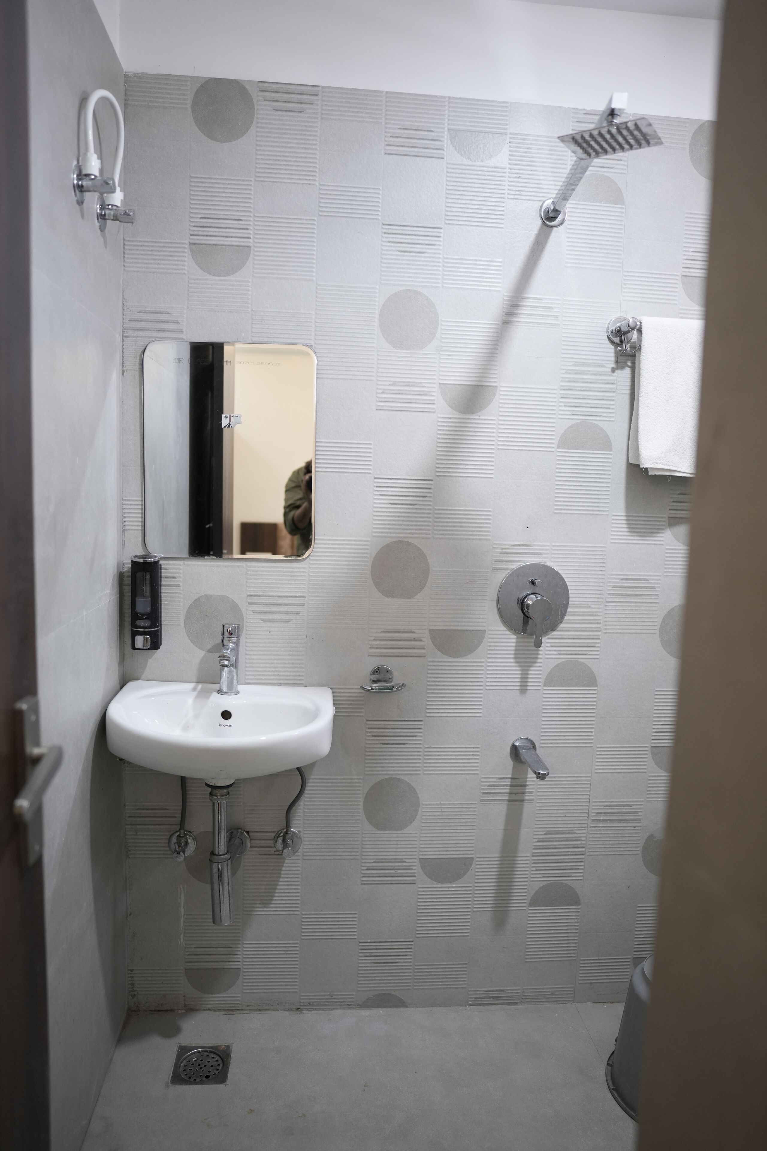 Deluxe Double Room | Bathroom | Shower, free toiletries, towels, soap