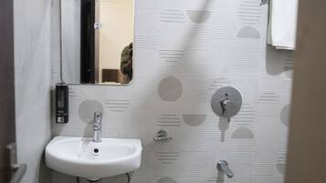 Deluxe Double Room | Bathroom | Shower, free toiletries, towels, soap