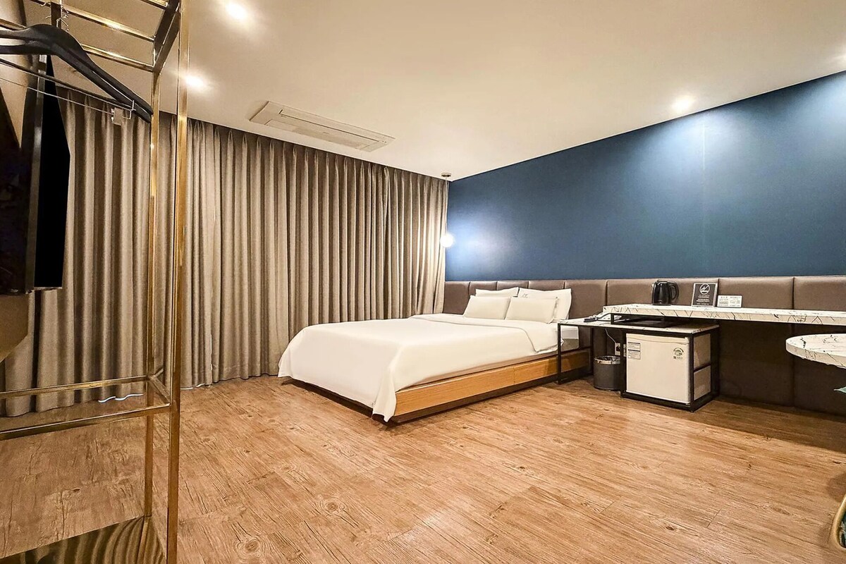 M Superior | Premium bedding, down comforters, WiFi (free)