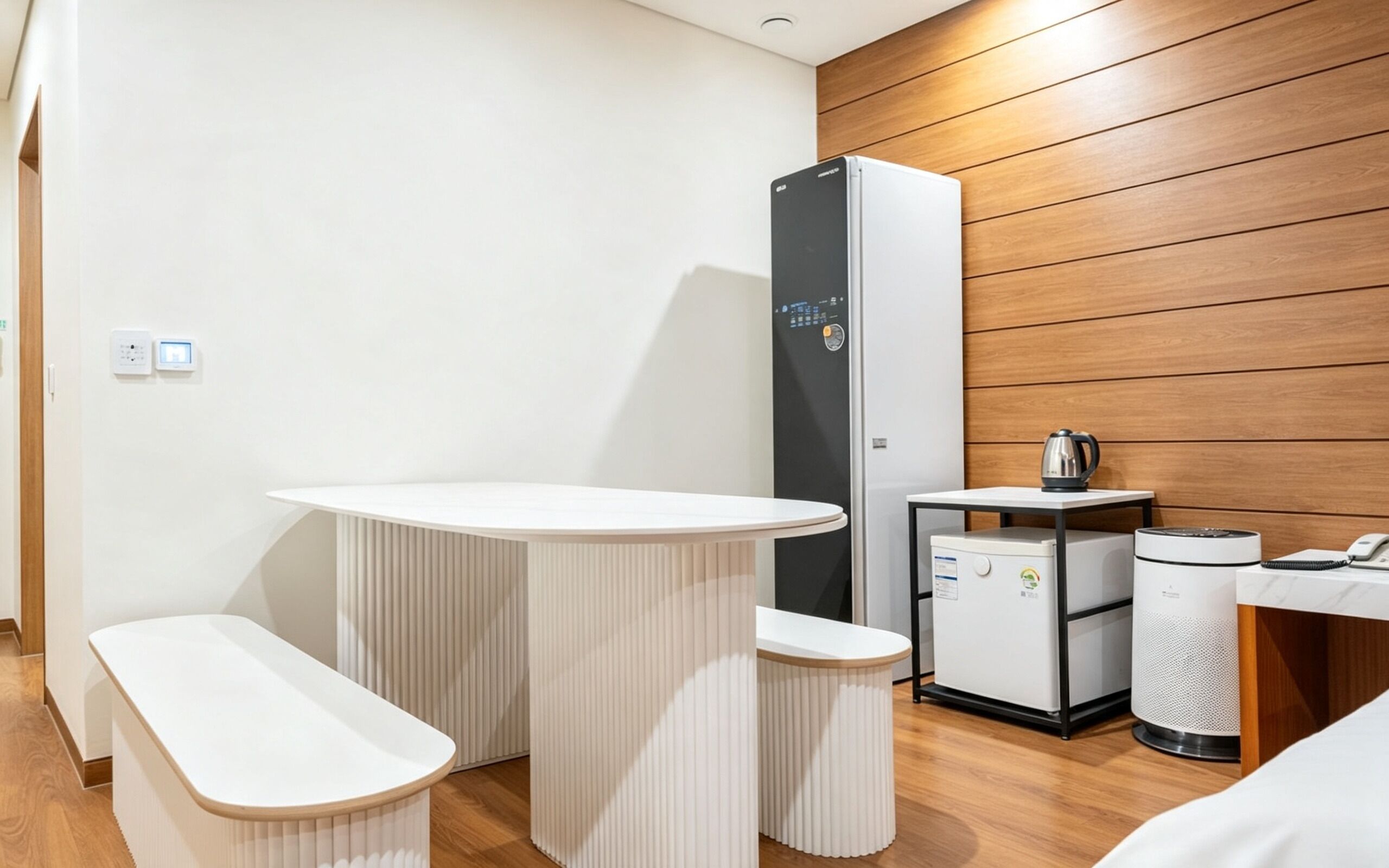 Habitación compacta con kitchenette, un refrigerador pequeño, cafetera y un cubo de basura.