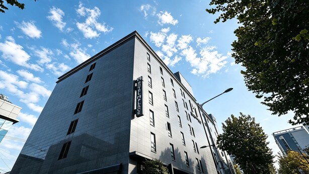 Un hotel moderno con una entrada destacada y amplias ventanas.