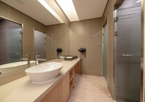 M RTX 3070 Couple PC | Bathroom | Shower, hair dryer, slippers, bidet - M Place Hotel Guwol-dong (Incheon)