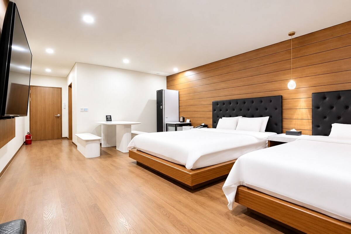 M Twin Party | Premium bedding, down comforters, WiFi (free), bed sheets