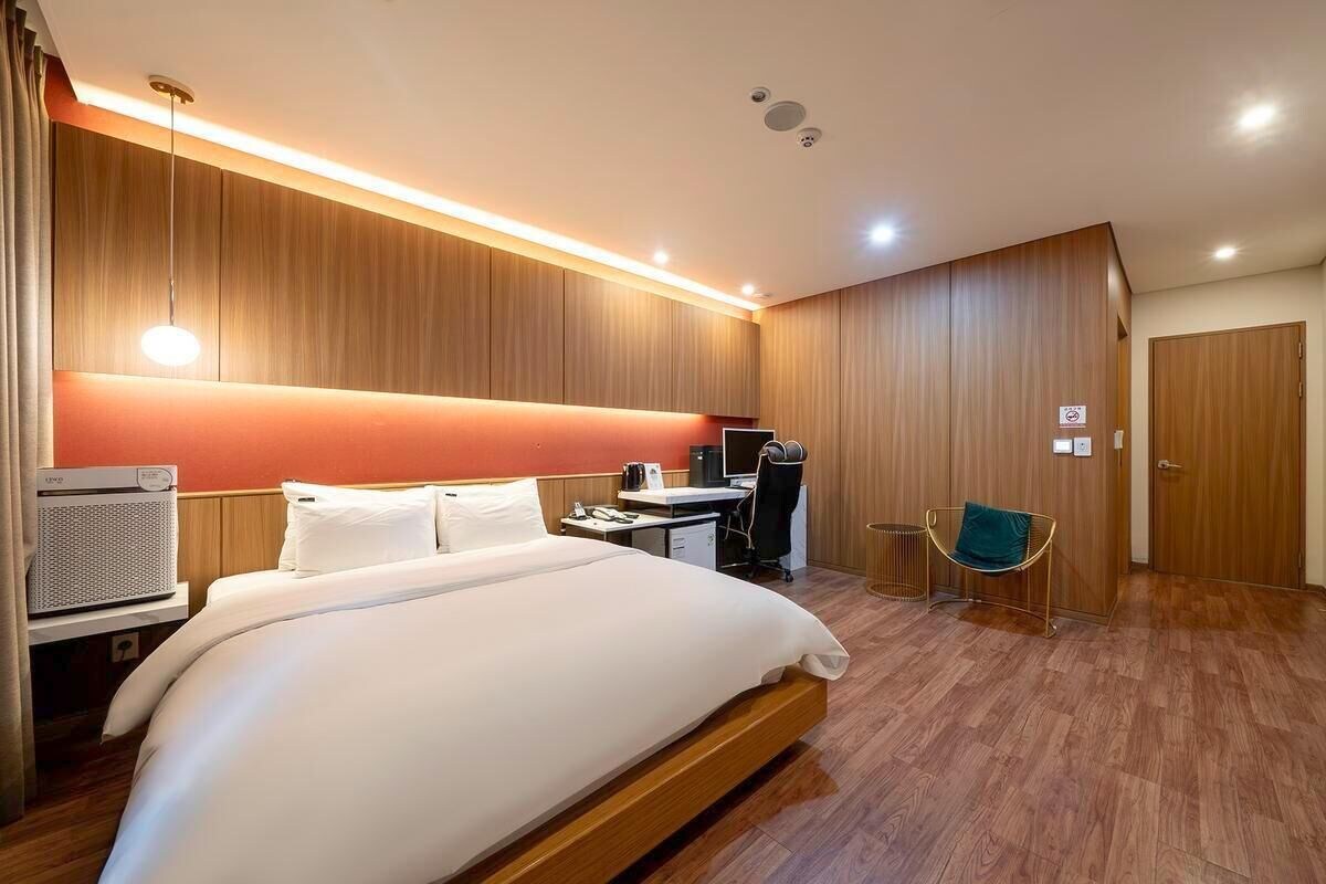 M Superior Double | Premium bedding, down comforters, WiFi (free)