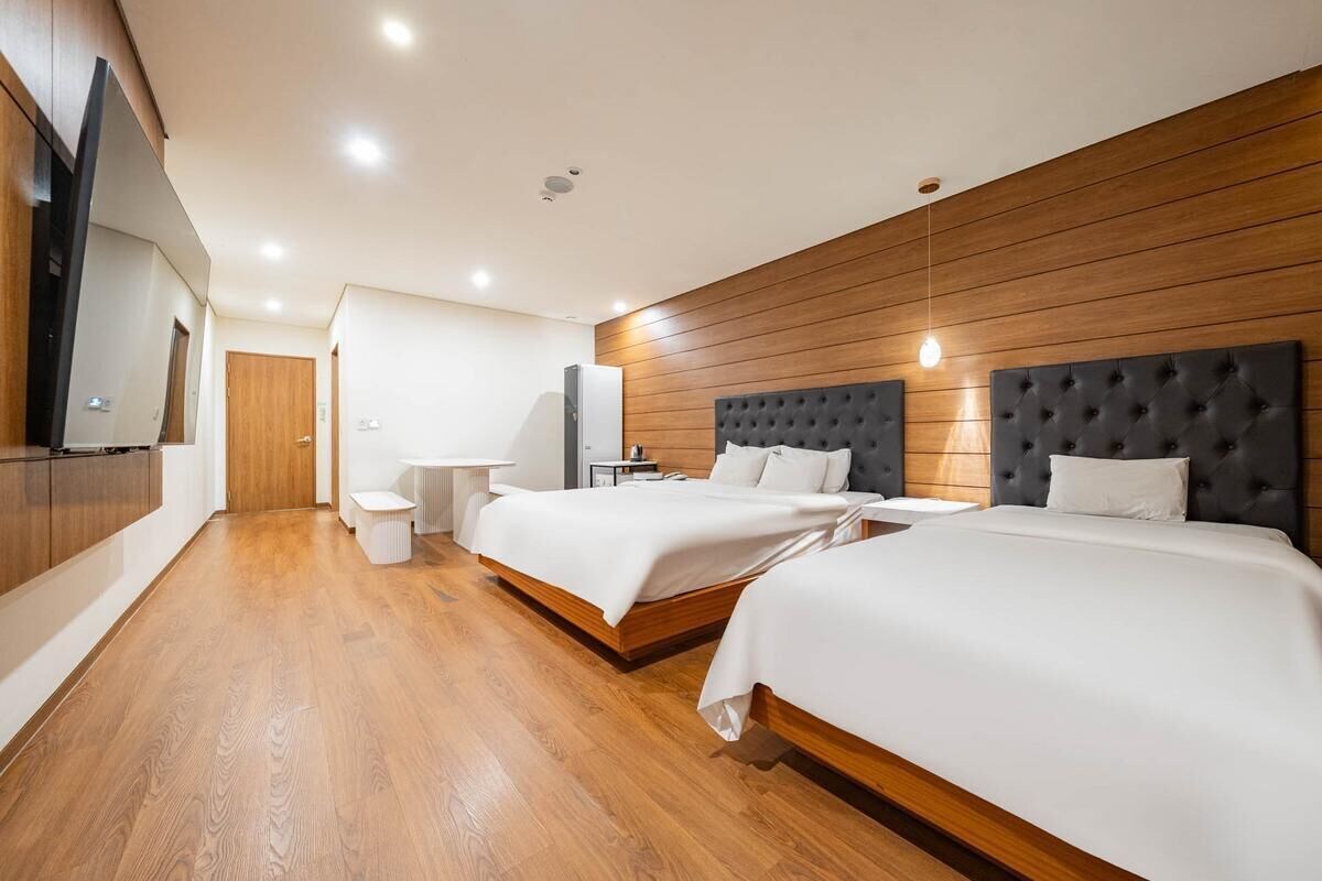 M Twin Party | Premium bedding, down comforters, WiFi (free)