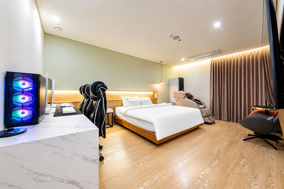 M Suite | Premium bedding, down comforters, WiFi (free), bed sheets