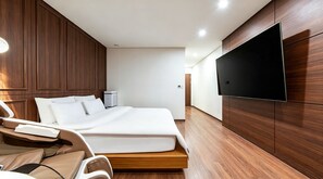 A modern hotel room with a large bed, a flat-screen TV mounted on the wall, and a wooden floor. - M Place Hotel Guwol-dong (Incheon)