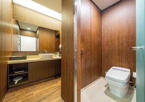 M Business Royal | Bathroom | Hair dryer, towels, soap, shampoo - M Place Hotel Guwol-dong (Incheon)