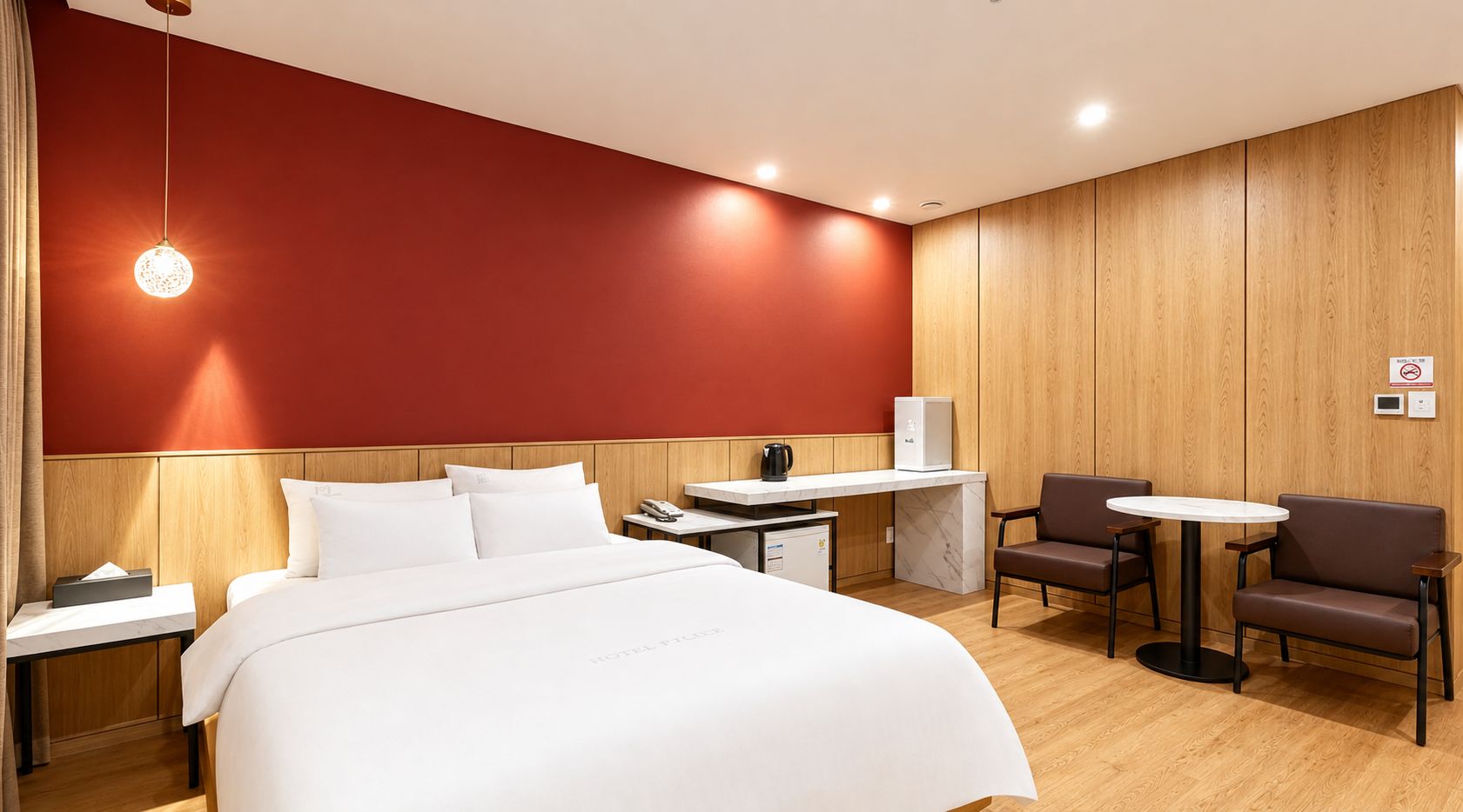 Una habitación de hotel con una cama, un escritorio, una silla y una mesita.