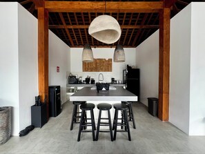 Villa – deluxe, balkong, bassengutsikt | Eget kjøkken | Kaffetrakter/tekoker, vannkoker og kjøkkenøyer