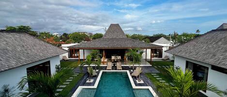 Piscina externa, espreguiçadeiras