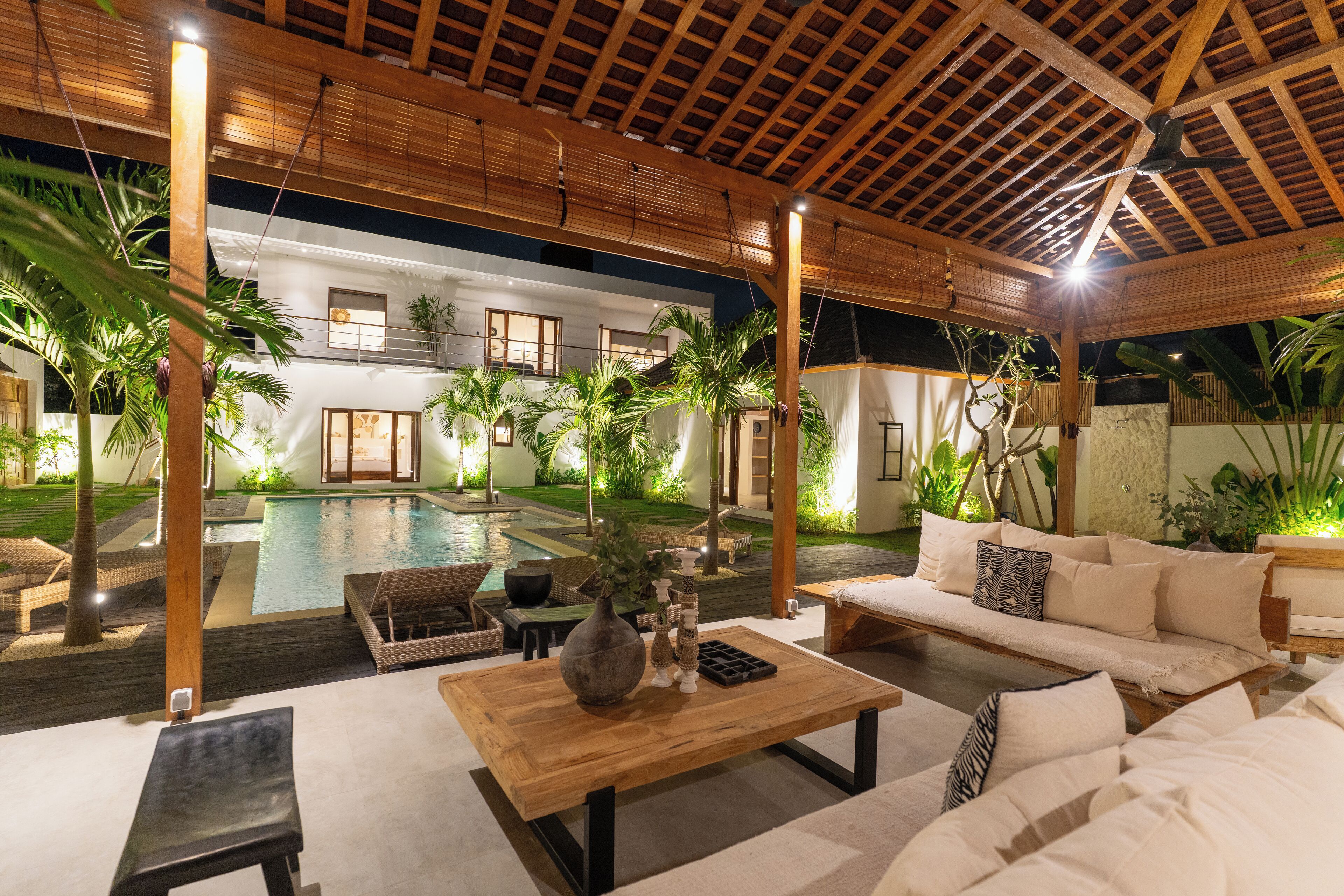 Villa Deluxe, balcón, vista a la alberca | Área de sala de estar | Smart TV de 32 pulgadas con canales digitales 