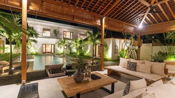 Villa Deluxe, balcón, vista a la alberca | Área de sala de estar | Smart TV de 32 pulgadas con canales digitales