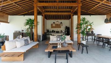 Villa Deluxe, balcón, vista a la alberca | Área de sala de estar | Smart TV de 32 pulgadas con canales digitales