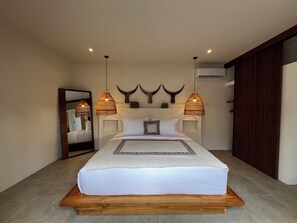 Villa – deluxe, balkong, bassengutsikt | Safe på rommet, wi-fi (inkludert) og sengetøy