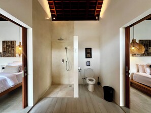 Deluxe-huvila, parveke, näköala uima-altaalle | Kylpyhuone | Pyyhkeet