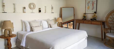 Deluxe-Villa, Balkon, Poolblick | Zimmersafe, kostenloses WLAN, Bettwäsche