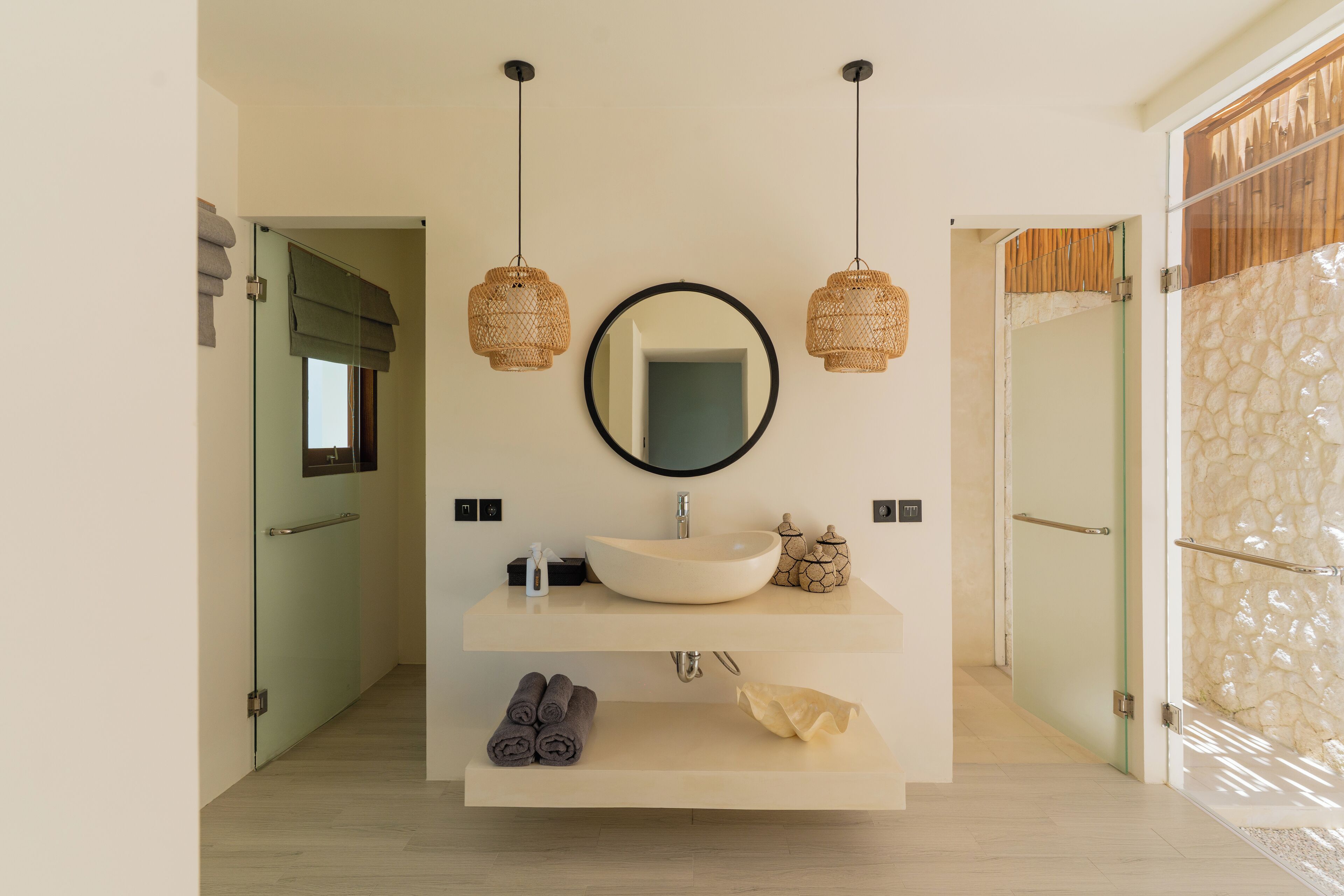 Vila luxo, sacada, vista para a piscina | Banheiro | Chuveiro com efeito de chuva, secador de cabelo, toalhas de banho 