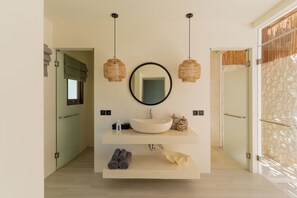 Vila luxo, sacada, vista para a piscina | Banheiro | Chuveiro com efeito de chuva, secador de cabelo, toalhas de banho 