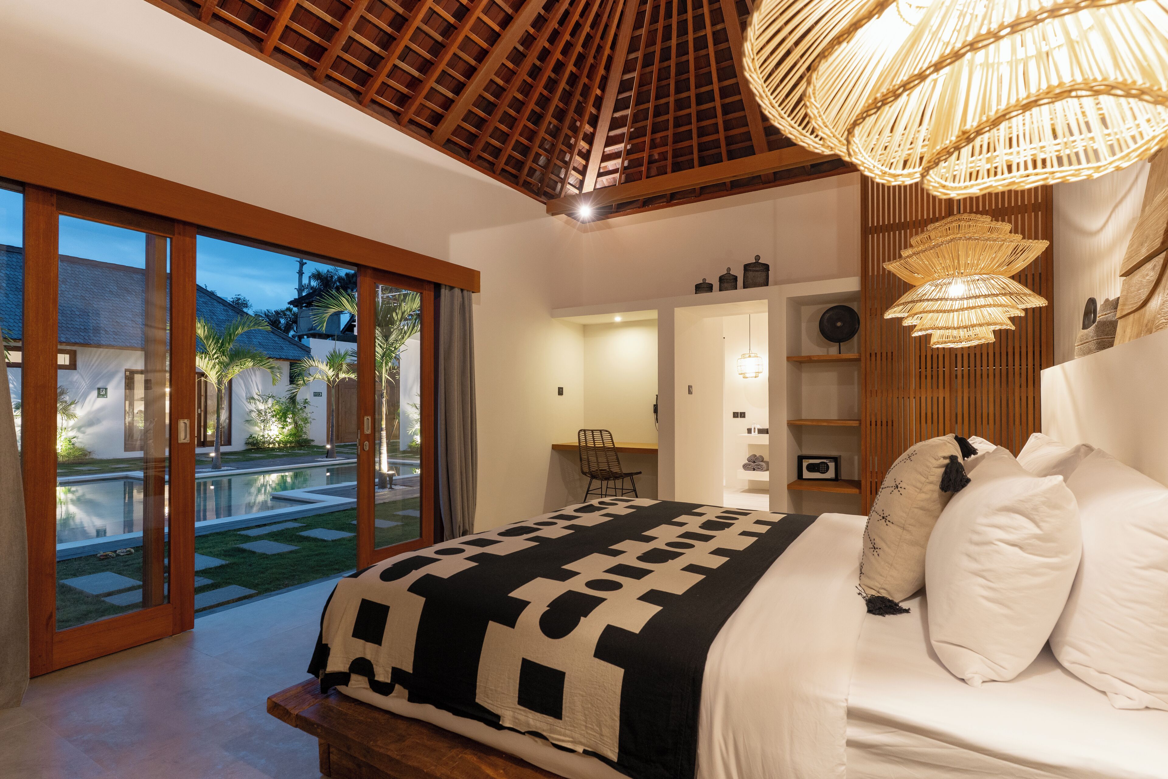 Ropa de cama de alta calidad y caja de seguridad en la habitación 