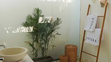 Biệt thự Deluxe, ban công, quang cảnh hồ bơi | Spa