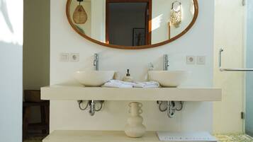 Biệt thự Deluxe, ban công, quang cảnh hồ bơi | Phòng tắm | Khăn tắm