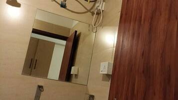 Deluxe Double Room | Bathroom | Shower, soap, shampoo
