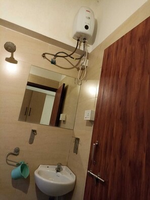 Phòng đôi Deluxe | Phòng tắm | Buồng tắm vòi sen, xà phòng, dầu gội 