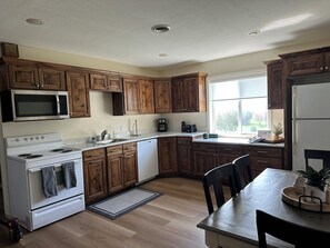 Fridge, microwave, oven, stovetop - Marvelous 4-bedroom apartment in welcoming Wendell (Wendell)