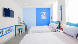 Une chambre d’hôtel avec deux lits, une télévision, un bureau avec une chaise et un tableau au mur.
